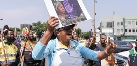 "Suis-Je la Prochaine ?" : En Afrique du Sud, des Féminicides en Série Sèment Effroi et Colère