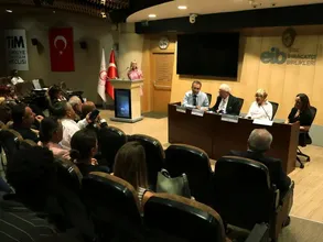İzmir'de uluslararası öğrencilere "ticaret elçiliği" eğitimi verildi