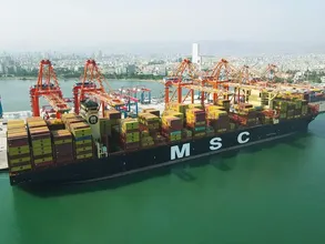 Kapasitesi artırılan Mersin Limanı'nın yeni terminaline 400 metrelik konteyner gemisi yanaştı 