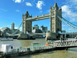 Karmod kabinleri Tower Bridge'in tadilatında ofis olarak kullanılacak Karmod kabinleri Tower Bridge'in tadilatında ofis olarak kullanılacak