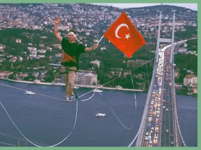 Boğaz’da Görülmemiş Performans: Red Bull Sporcusu Halat Üzerinde Kıtalar Arası Yürüyüş Yaptı