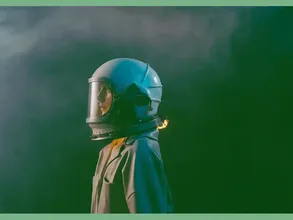 Kadın Astronot Uzay Macerasında Prada Giyecek