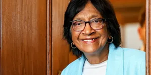 La Nueva Nobel de la Paz Bromea con Entregar Su Galardón A Trump