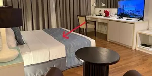 Otel Yataklarındaki Bu Örtü Aslında Ne İşe Yarıyor? Nasıl Ortaya Çıktı?