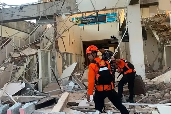 Endonezya’daki 7,7 büyüklüğündeki depremde can kaybı 47’ye çıktı