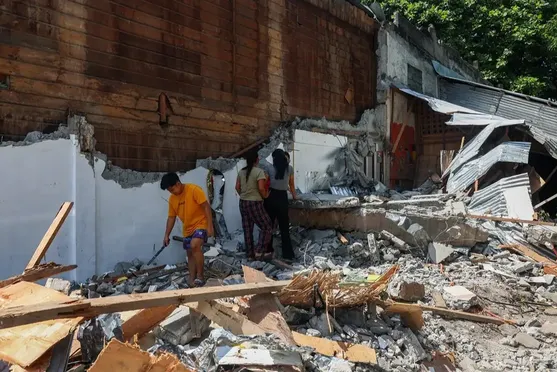 Filipinler'deki 7,8'lik depremde can kaybı artıyor