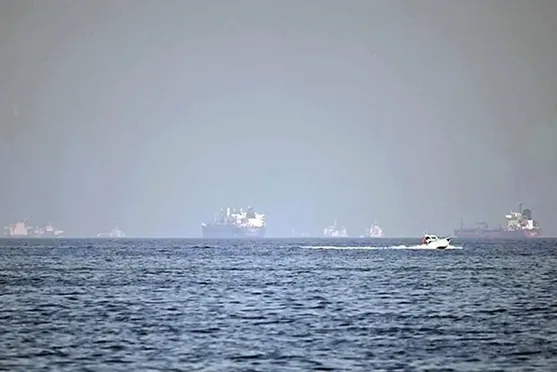 Hürmüz'de gerilim: İran 3 tankeri durdurdu