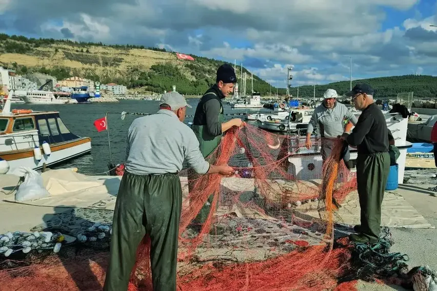 Çanakkaleli balıkçının lüfer için attığı ağlara 1000 palamut takıldı