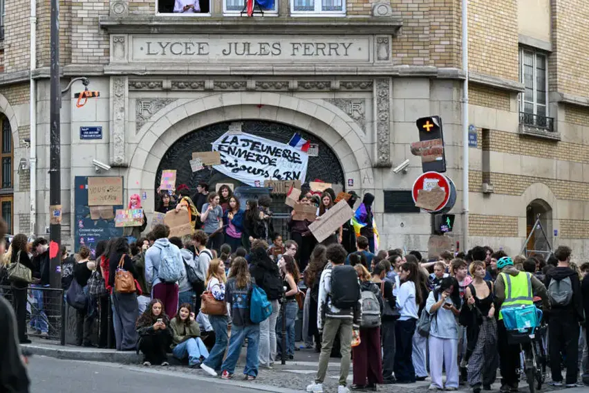 En Direct : De 400 à 500 Lycées Fermés en France, Plus de 160 en Région Parisienne