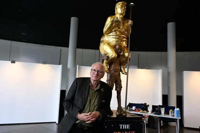Eslovaquia Pide la Retirada Inmediata del Parlamento Europeo de una Escultura Satírica de Trump
