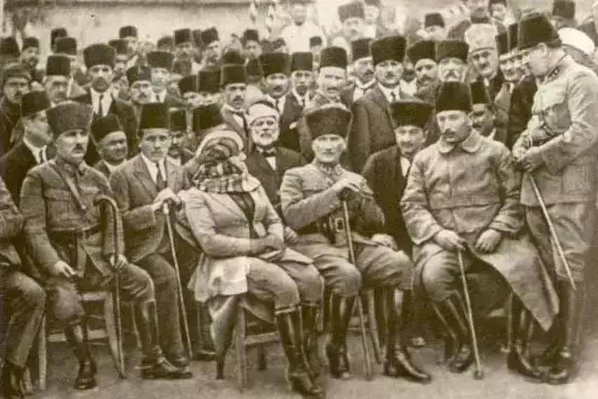 Mustafa Kemal Atatürk: Türkiye'nin Yeniden Doğuşunun Mimarı Mustafa Kemal Atatürk: Türkiye'nin Yeniden Doğuşunun Mimarı
