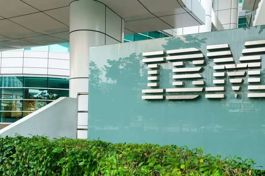 IBM'in geliri arttı, kârı geriledi