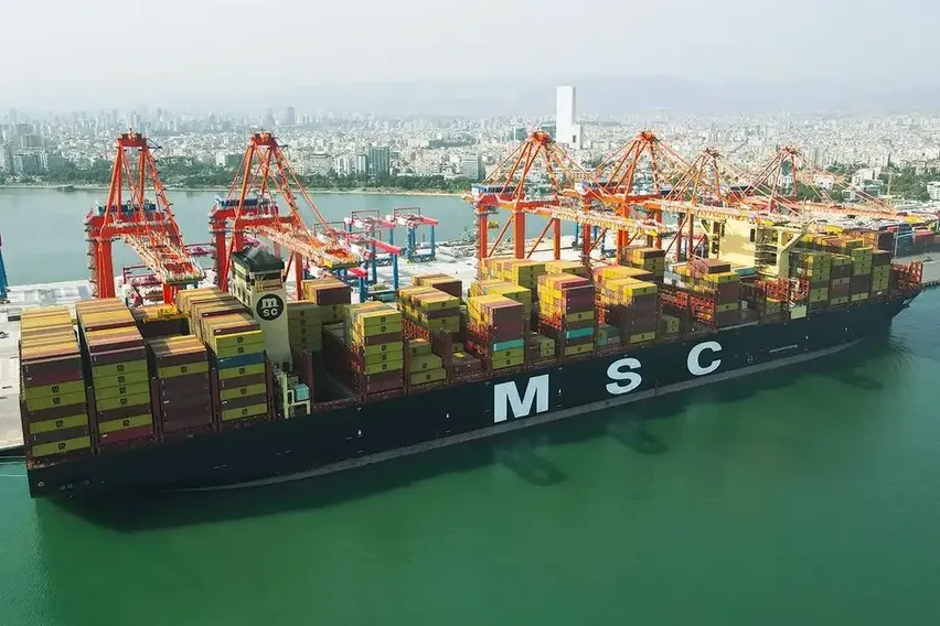 Kapasitesi artırılan Mersin Limanı'nın yeni terminaline 400 metrelik konteyner gemisi yanaştı 