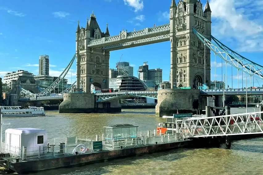 Karmod kabinleri Tower Bridge'in tadilatında ofis olarak kullanılacak Karmod kabinleri Tower Bridge'in tadilatında ofis olarak kullanılacak