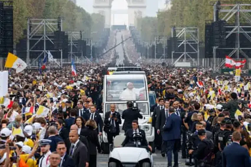 Pope Leo Celebrates Open-Air Mass Before 700,000 People in Paris