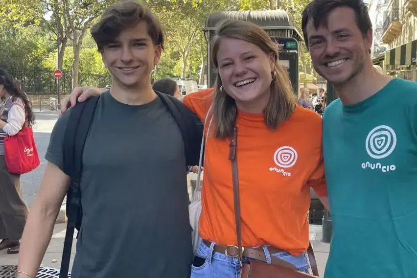 "Que Son Message Réveille la France" : L'Espoir des Jeunes Catholiques Devant le Pape Léon XIV