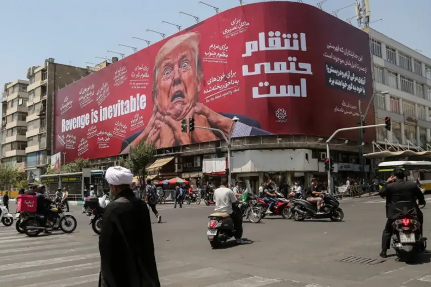Tahran’da Trump’ı hedef alan dev afiş: İntikam kaçınılmaz