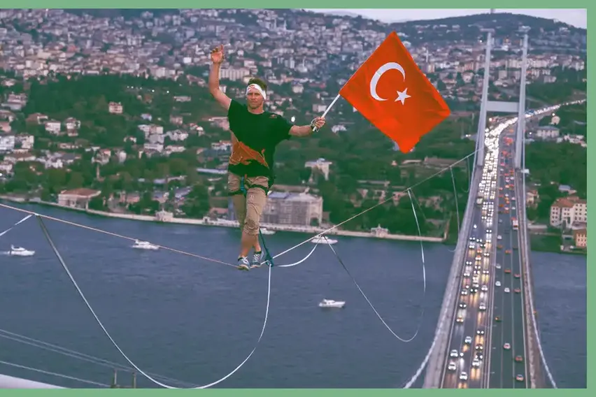 Boğaz’da Görülmemiş Performans: Red Bull Sporcusu Halat Üzerinde Kıtalar Arası Yürüyüş Yaptı Boğaz’da Görülmemiş Performans: Red Bull Sporcusu Halat Üzerinde Kıtalar Arası Yürüyüş Yaptı