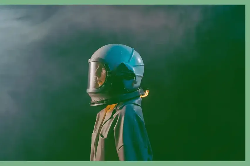 Kadın Astronot Uzay Macerasında Prada Giyecek Kadın Astronot Uzay Macerasında Prada Giyecek