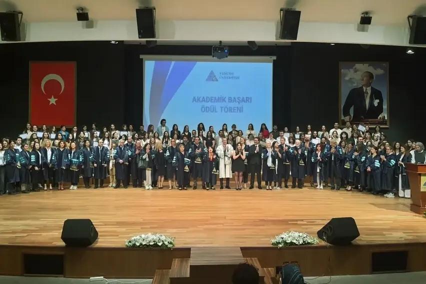 Yeditepe Üniversitesi başarılı öğrencilerini ödüllendirdi Yeditepe Üniversitesi başarılı öğrencilerini ödüllendirdi
