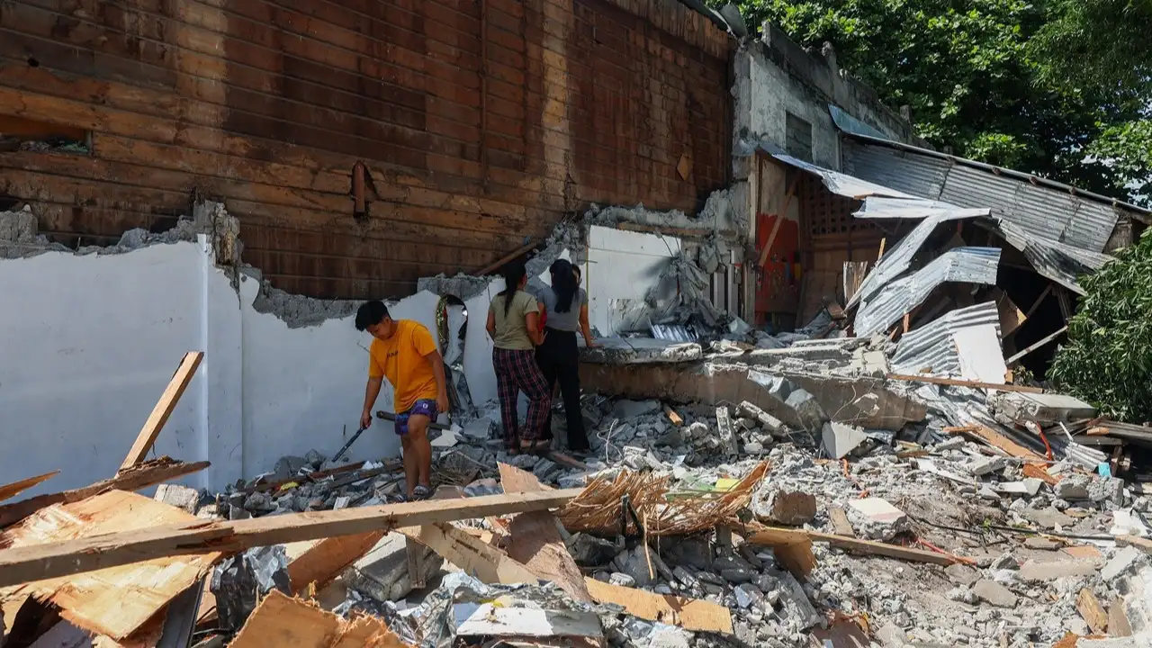Filipinler'deki 7,8'lik Depremde Can Kaybı Artıyor