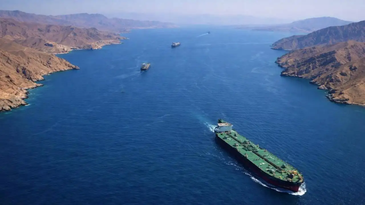 Hürmüz'de Kriz: LNG Sevkiyatı Durdu, Tankerler Geri Döndü